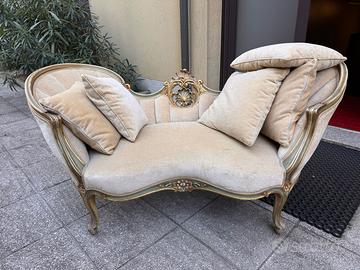 Divano barocco moderno con cuscini