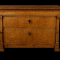 Comò antico a due cassetti con piano sagomato