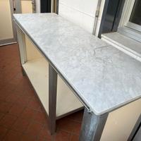 Bancone da cucina in marmo e alluminio