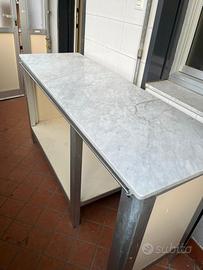 Bancone da cucina in marmo e alluminio