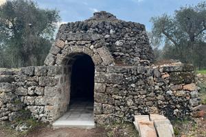 Terreno con due trulli