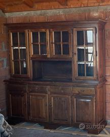 Credenza tutta in legno massello.