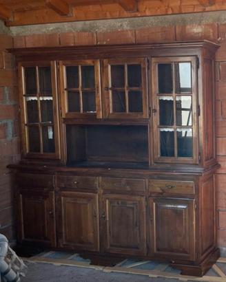 Credenza tutta in legno massello.