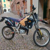  moto da cross con casco pari al nuovo