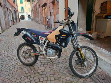  moto da cross con casco pari al nuovo