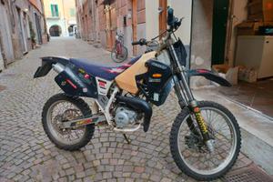  moto da cross con casco pari al nuovo