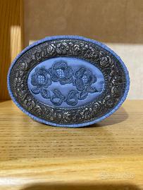 Scatolina vintage in raso azzurro cornice argento