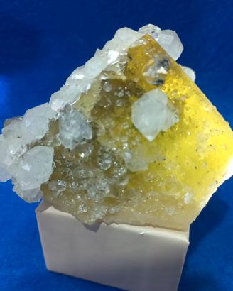 minerali Fluorite gialla Cina