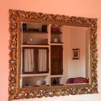 Specchio barocco dorato con cornice intagliata