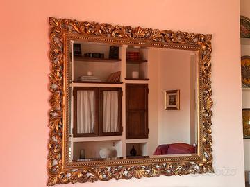 Specchio barocco dorato con cornice intagliata