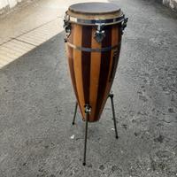 congas in legno con tre piedi