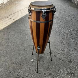 congas in legno con tre piedi