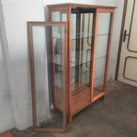 mobile vetrina con ripiani in vetro 