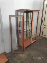 mobile vetrina con ripiani in vetro 