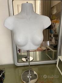 Busto donna plastica e metallo, es. porta collane