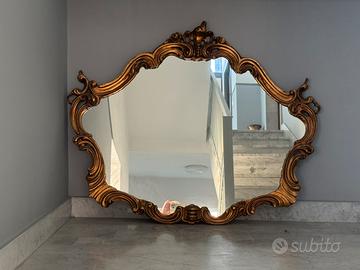 Specchio da camera con cornice in legno