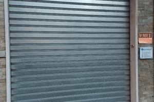 Ufficio con magazzino e servizi