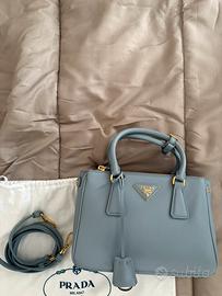 Prada galleria small in pelle liscia azzurra