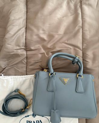 Prada galleria small in pelle liscia azzurra