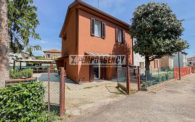 CASA INDIPENDENTE CON AMPIO GIARDINO PRIVATO