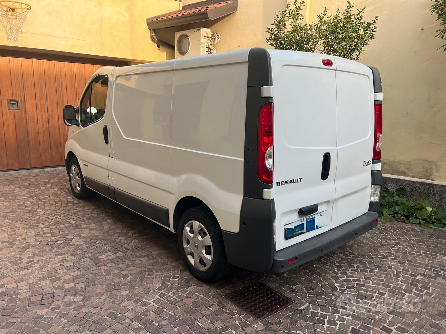 Renault Trafic 2012 photo 2