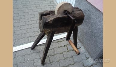 Cavalletto depoca con pietra per affilare