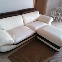 Divano con pouf in pelle e tessuto 