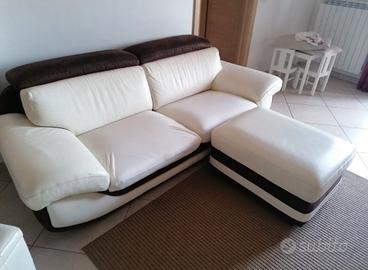 Divano con pouf in pelle e tessuto 