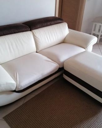 Divano con pouf in pelle e tessuto 