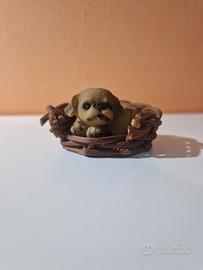 Statuina cucciolo meticcio nel cestino