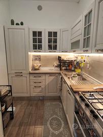 Cucina ad angolo,"Cucinesse" con elettrodomestici