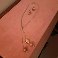 collana e orecchini metallo dorato e palline 