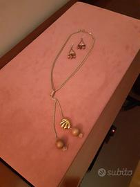 collana e orecchini metallo dorato e palline 