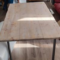 Tavolo con sedie in legno