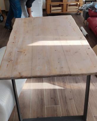Tavolo con sedie in legno
