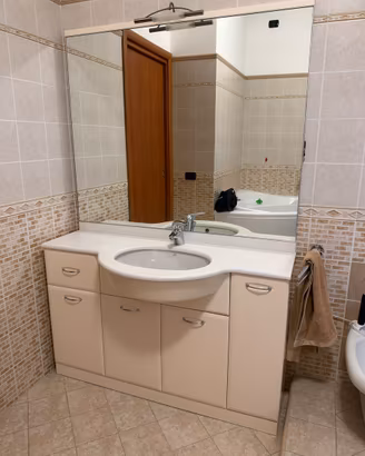 Mobile bagno completo con lavabo e specchio