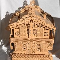 Casetta in legno traforato