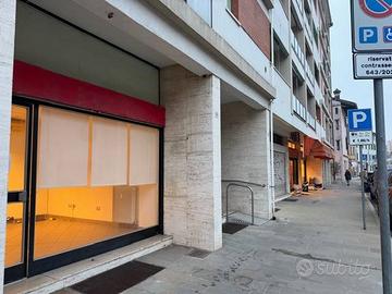 Via Moro negozio/ufficio vetrinato