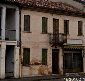 Immobile in asta di 192 m² con 4 locali e box auto