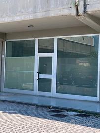 Quattro Strade Rieti ampio locale commerciale