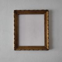 Cornice antica in legno dorata. 