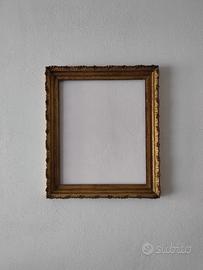 Cornice antica in legno dorato integra. 