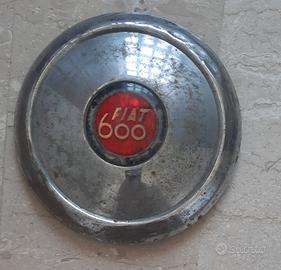Borchia metallica vintage centro rosso
FIAT 600