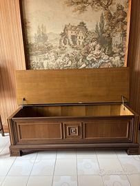 Cassapanca in legno scuro con pannelli modanati