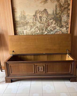 Cassapanca in legno scuro con pannelli modanati
