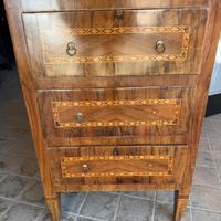 Coppia di comodini in stile