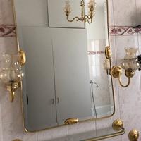 Mobile bagno con accessori dorati