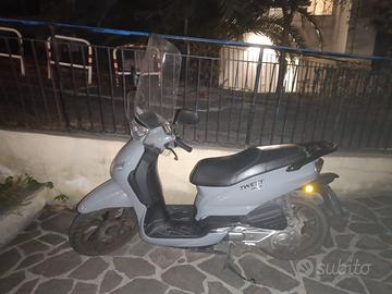 Scooter Peugeot Tweet 200