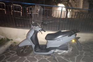 Scooter Peugeot Tweet 200