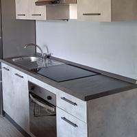 Cucina monoblocco con forno e piano cottura
